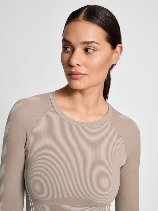 hmlTE CHRISTEL SEAMLESS T-SHIRT L/S, CHATEAU GRAY, model