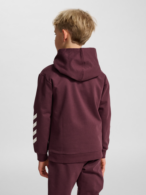 hmlJR LOGO HOODIE, VINEYARD WINE, model