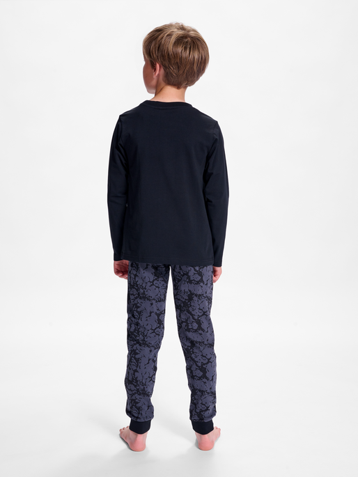 hmlNOLAN NIGHT SUIT, 0526, model