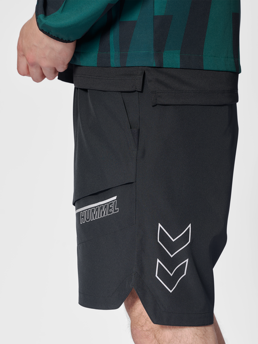 hmlCOURT POCKET SHORTS, BLACK, model