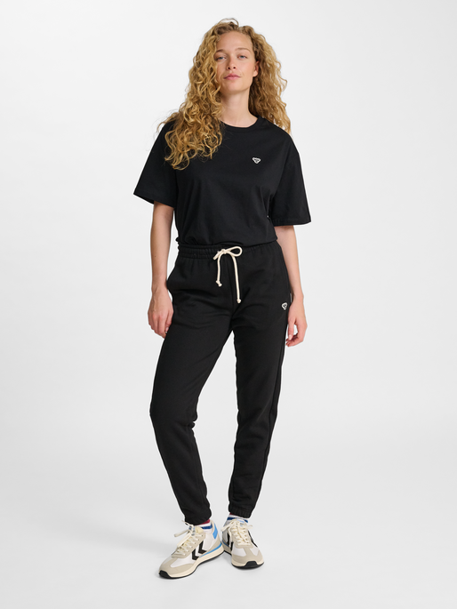 hmlREGULAR SWEATPANT BEE, BLACK, model