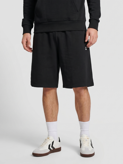 hmlPULSE LOOSE SWEAT SHORTS, BLACK, model