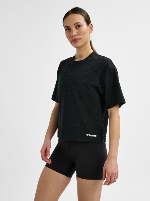 hmlMT ULTRA BOXY SHORT T-SHIRT, BLACK, model