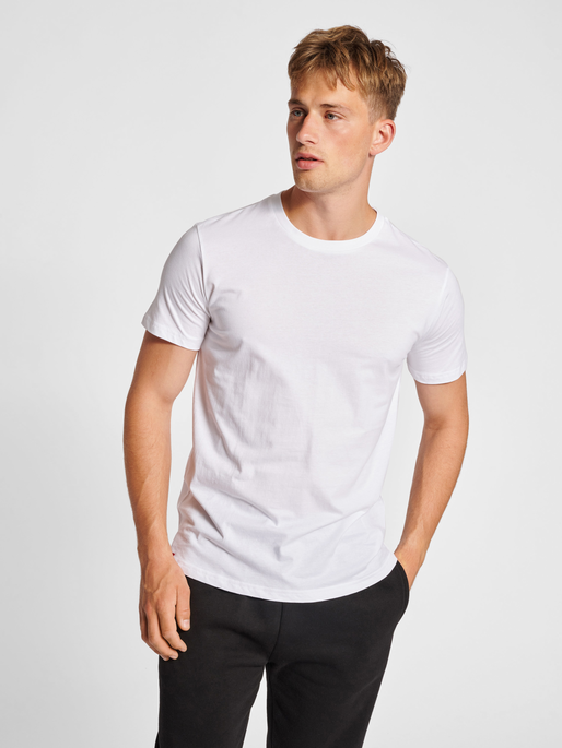 Regeneration eksplicit Gøre husarbejde hummel RED BASIC T-SHIRT S/S - WHITE | hummel.net