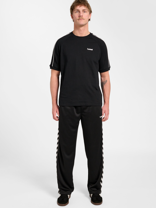 hmlCLUB CHEVRON TRACK PANTS, BLACK, model