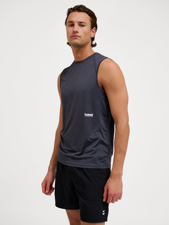 hmlPULSE WORKOUT TANK TOP, EBONY, model