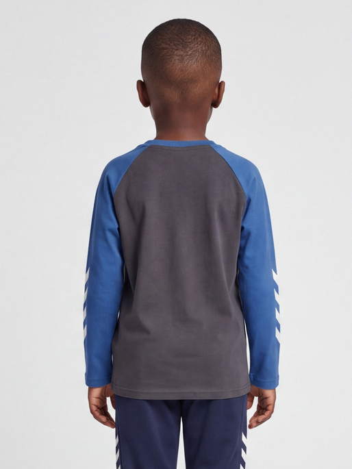 hmlJR LOGO T-SHIRT L/S, EBONY, model