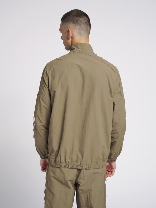 hmlNIKKI ZIP JACKET, WALNUT, model