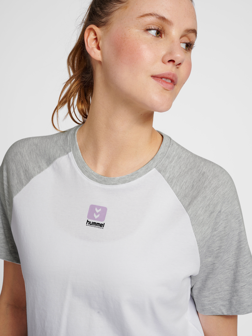 hmlLGC NAYA CROPPED T-SHIRT, 2010, model