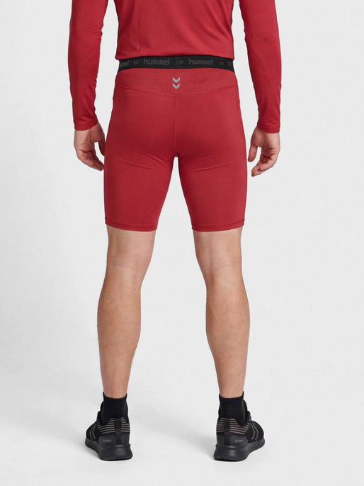 HML FIRST PERFORMANCE TIGHT SHORTS, TRUE RED, model