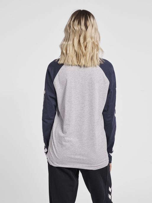 hmlLEGACY BLOCKED T-SHIRT L/S, GREY MELANGE/BLUE NIGHTS, model