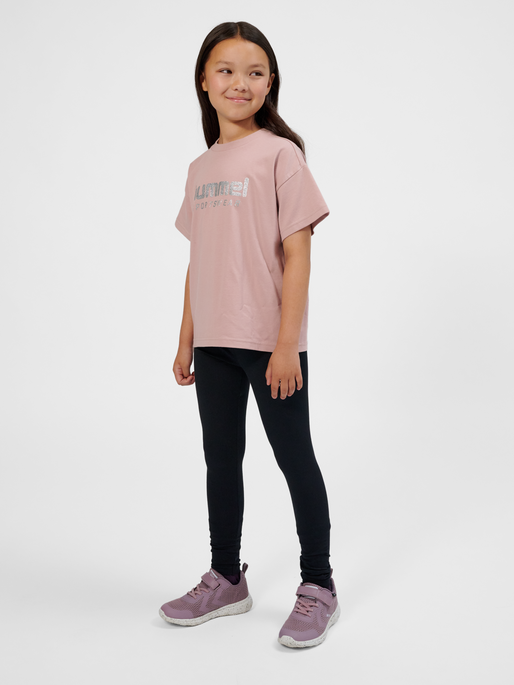 hmlCHILLI T-SHIRT S/S, ADOBE ROSE, model
