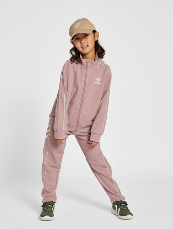 hmlTRACK TRACKSUIT, WOODROSE, model