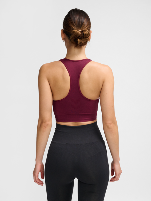 hmlTIF SEAMLESS SPORTS TOP, CHOCOLATE TRUFFLE , model