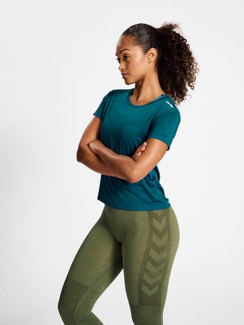 hmlMT AURA MESH T-SHIRT, DEEP TEAL, model