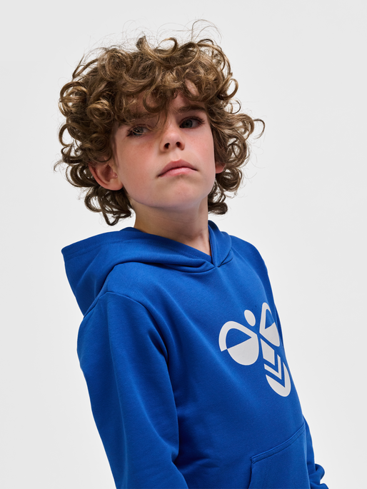 hmlCUATRO HOODIE, BLUE LOLITE, model
