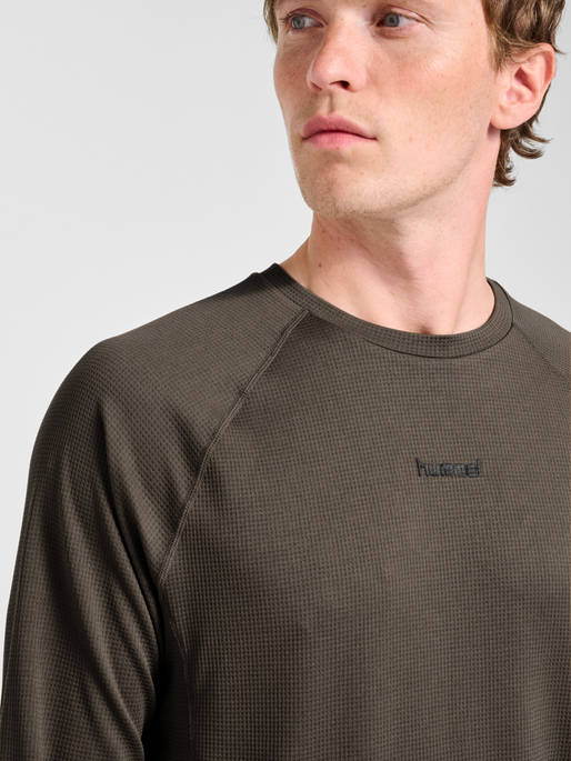 hmlMOMENTUM T-SHIRT L/S, MAJOR BROWN, model