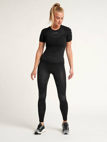 HUMMEL FIRST SEAMLESS JERSEY S/S W, BLACK, model