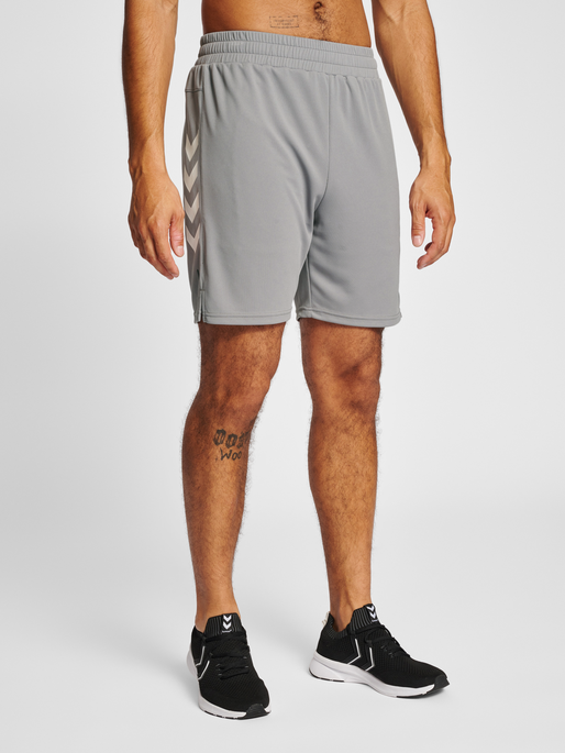 hmlTE TOPAZ SHORTS, SHARKSKIN, model