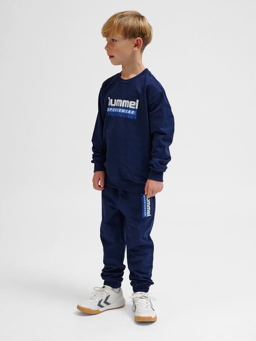 hmlTUKAS SWEATSHIRT, BLACK IRIS, model