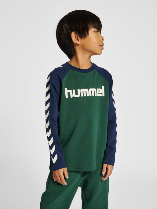 hmlBOYS T-SHIRT L/S, PINENEEDLE, model