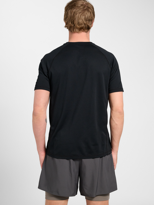 hmlMOMENTUM T-SHIRT S/S, BLACK, model