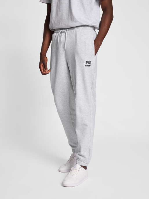 hmlLP10 LOOSE SWEATPANTS, LIGHT GREY MELANGE, model