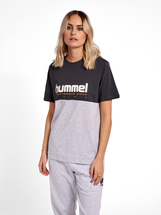 hmlLGC MANFRED T-SHIRT, LIGHT GREY MELANGE, model