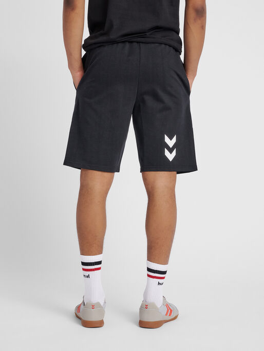 HMLGO COTTON BERMUDA SHORTS, BLACK, model