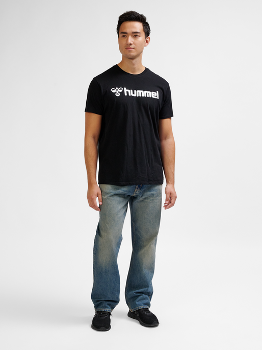 hmlGO 2.0 LOGO T-SHIRT S/S, BLACK, model