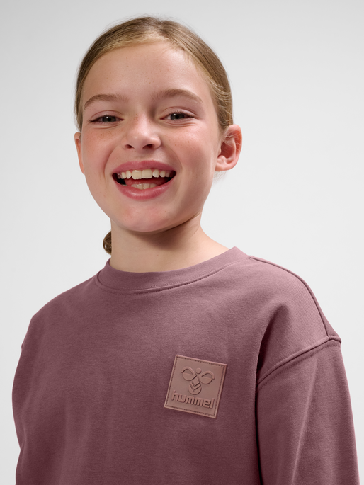 hmlCLEAN SWEATSHIRT, ROSE TAUPE, model