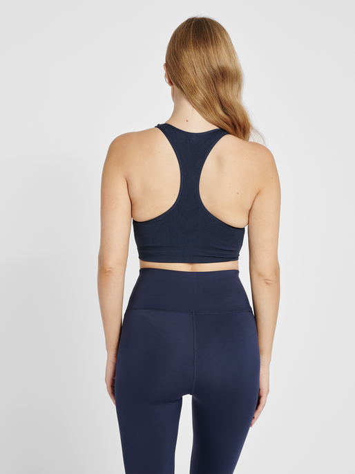 hmlTIF SEAMLESS SPORTS TOP, BLACK IRIS, model