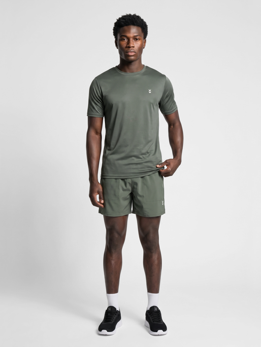 hmlPULSE WORKOUT SHORTS, CASTOR GRAY, model