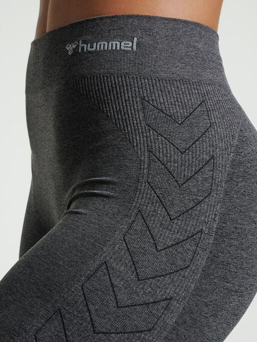hmlCI SEAMLESS 3/4 TIGHTS, BLACK MELANGE, model