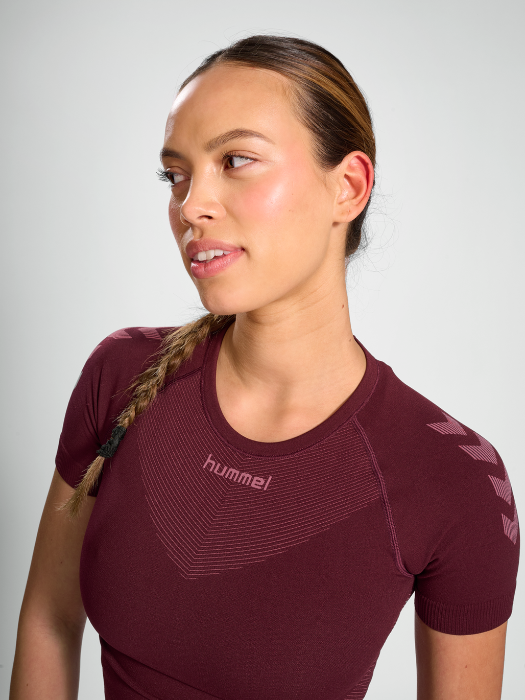 HUMMEL FIRST SEAMLESS JERSEY S/S W, BURGUNDY, model