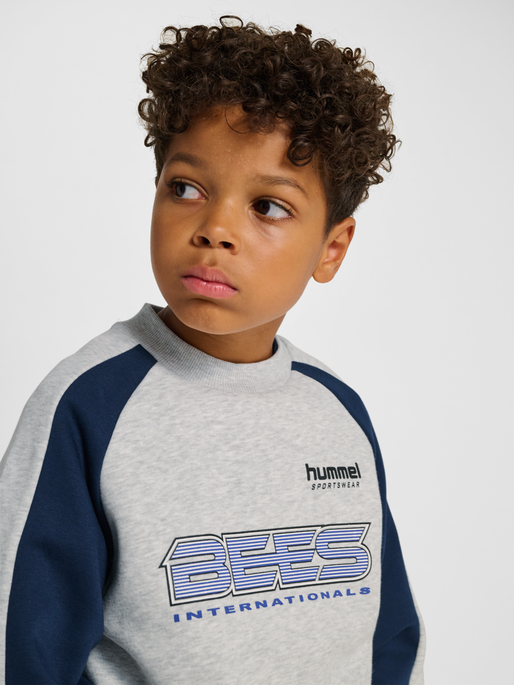 hmlJR OVERSIZED ICONIC CREW BEES, LIGHT GREY MELANGE, model