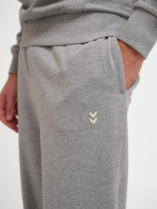 hmlPULSE SWEAT PANTS, GREY MELANGE, model