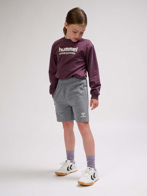 hmlON SHORTS, MEDIUM MELANGE, model