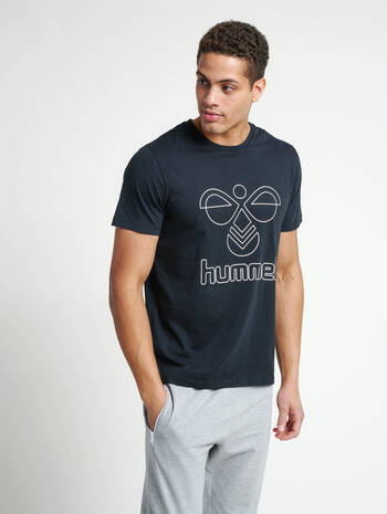 hmlPETER T-SHIRT S/S, BLACK, model