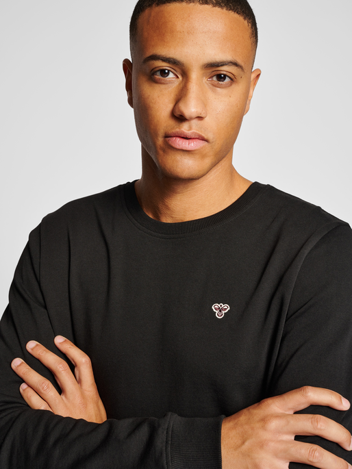 hmlIC FRED SWEATSHIRT, BLACK, model