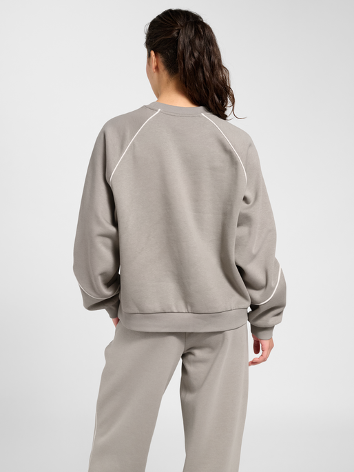 hmlKEEPER W BOXY PIPING CREWNECK, ROCK RIDGE, model