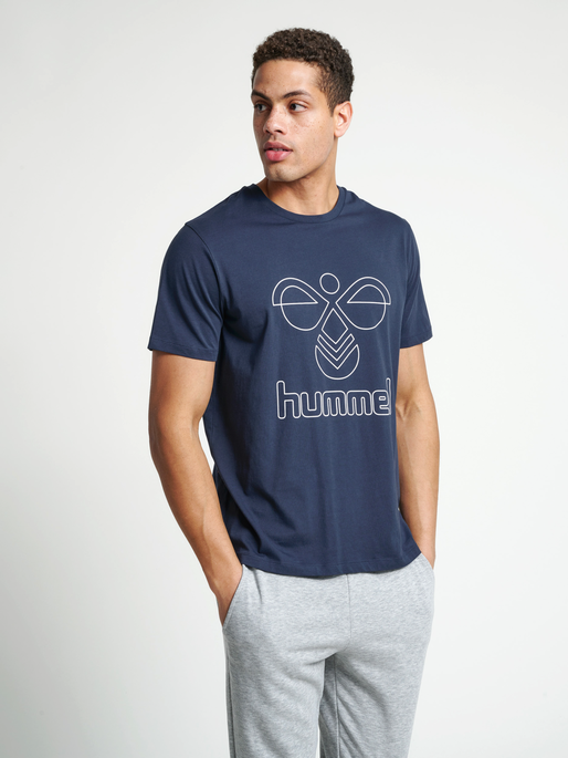 hmlPETER T-SHIRT S/S, BLUE NIGHTS, model