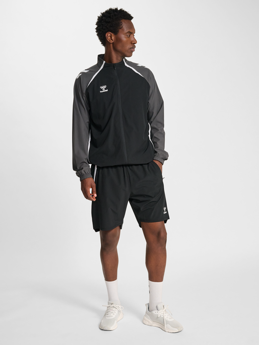 hmlLEAD 2.0 WOVEN SHORTS, BLACK, model