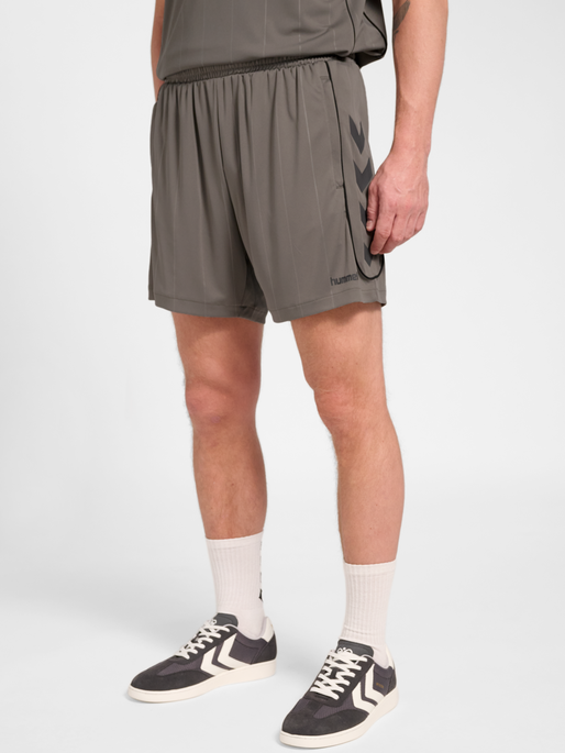 hmlPITCH SHORTS, CHARCOAL GRAY, model
