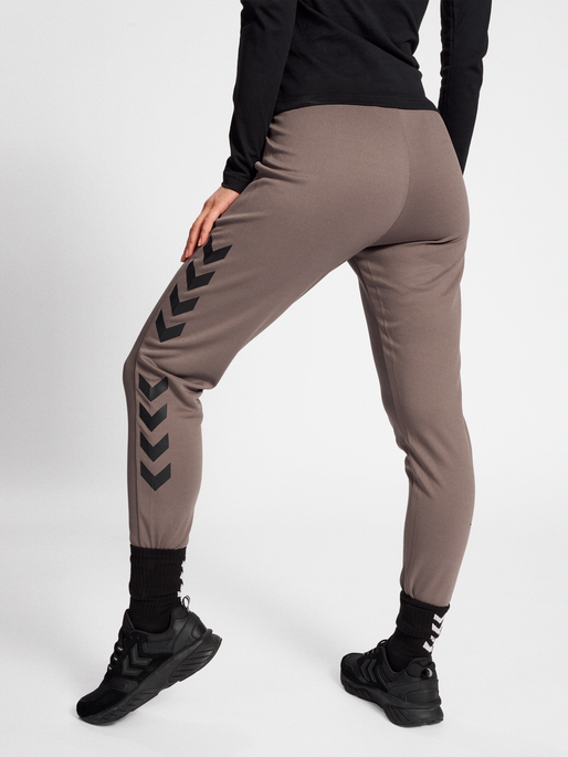 hmlLEGACY POLY WOMAN REGULAR PANTS, IRON, model