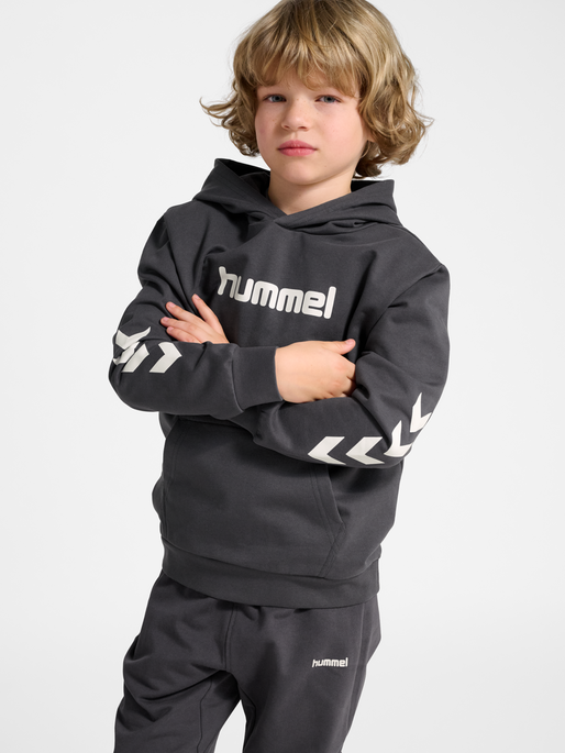 hmlJR LOGO HOODIE, EBONY, model