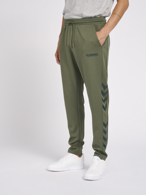 hmlLEGACY POLY TAPERED PANTS, BEETLE, model