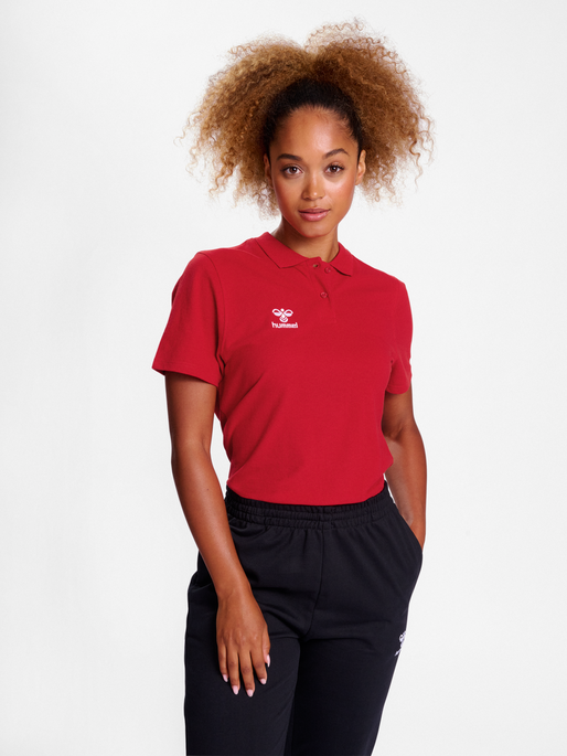 hmlGO 2.0 POLO WOMAN, TRUE RED, model