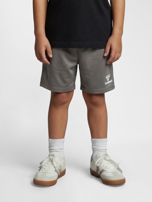 hmlESSENTIAL SHORTS KIDS, STEEL GRAY, model