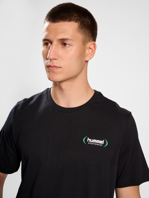 hmlLGC BARRY T-SHIRT, BLACK, model